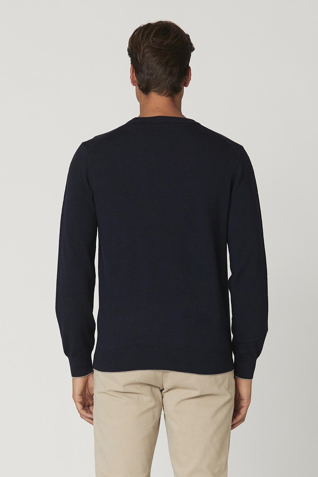 Basic crew neck wool sweater