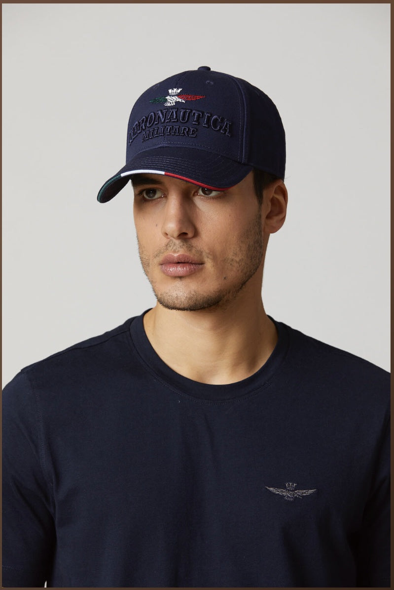 Baseball cap with tricolor details